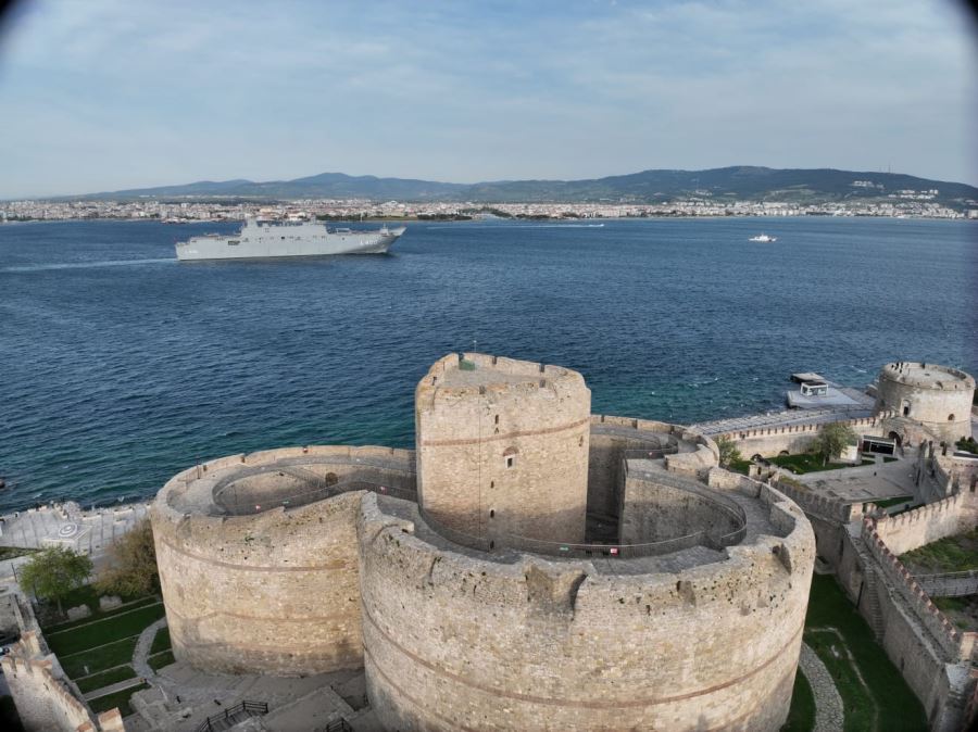 TCG Anadolu’ Çanakkale Boğazı’ndan Geçti