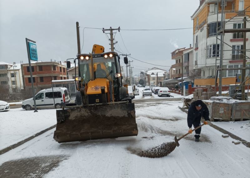 Belediye Ekipleri Karla Mücadelesine Devam Ediyor