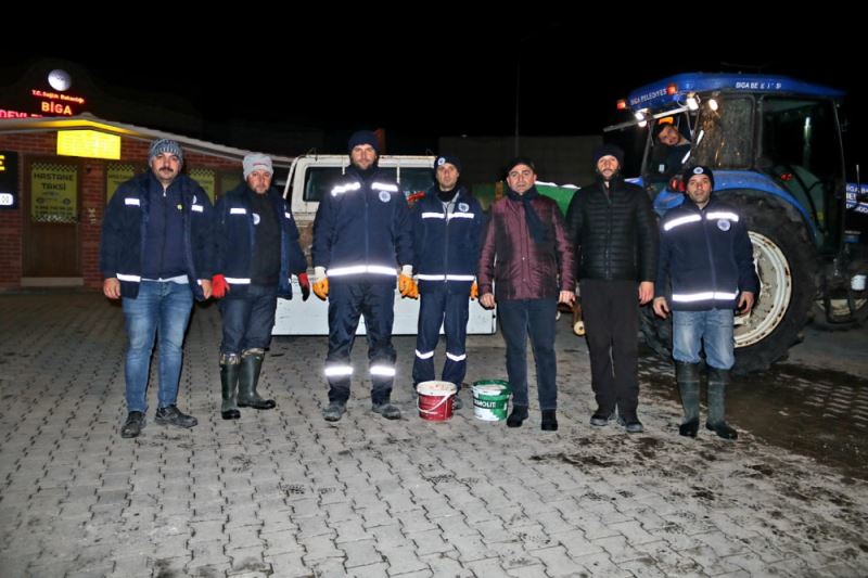 Biga Belediyesi Ekipleri Tuzlama Çalismalarini Sürdürüyor
