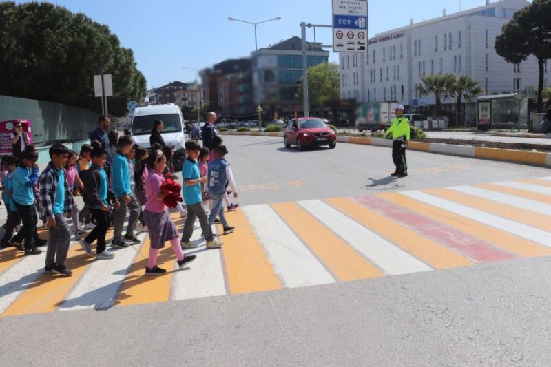 Biga Osmangazi Ilkokulu Ögrencileri Trafik Farkindalik Uygulamasina Katildilar