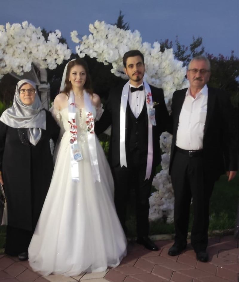 ÖZLEM ILE BEKIR ÖMÜR BOYU MUTLULUKLARI IÇIN 