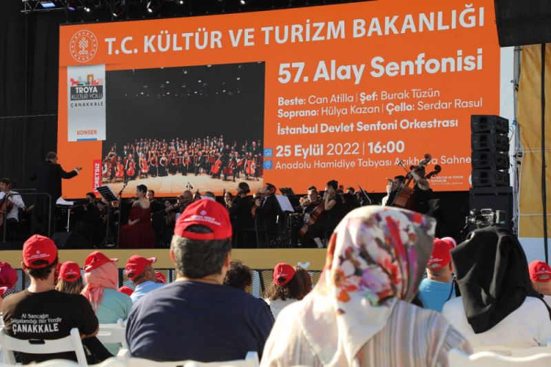 TROYA KÜLTÜR YOLU FESTIVALI’NDE 57. ALAY SENFONISIYLE ÇANAKKALE SEHITLERINE SAYGI DURUSU